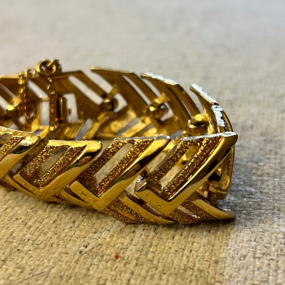 Vintage Monet Gold Tone Chevron Link Bracelet - Picture 2 of 11